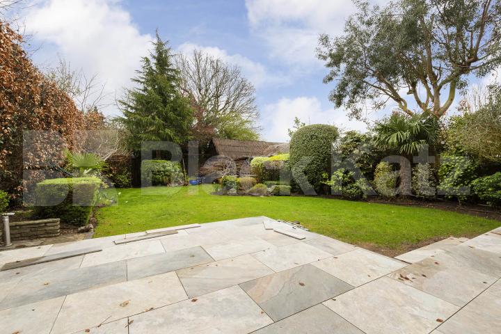 Super 5 bed 2 bath family home with a stunning cinema room and garden Barnet Gate Lane, Arkley Barnet